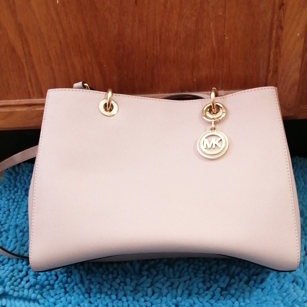 Michael Kors pebble leather shoulder bag.